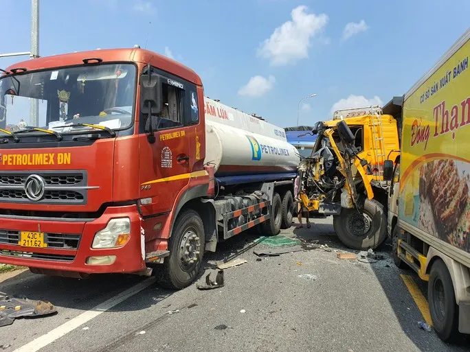 5 xe tải tông liên hoàn trên Quốc lộ 1 ở Quảng Nam - Ảnh 1. 5 xe tải tông liên hoàn trên Quốc lộ 1 ở Quảng Nam - Ảnh 1.