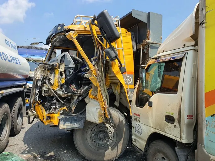 5 xe tải tông liên hoàn trên Quốc lộ 1 ở Quảng Nam - Ảnh 2. 5 xe tải tông liên hoàn trên Quốc lộ 1 ở Quảng Nam - Ảnh 2.