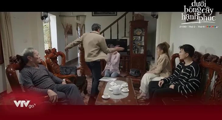 Dưới bóng cây hạnh phúc - Tập 30: Nghĩ Son nói dối bị ung thư, Đạt thẳng tay tát vợ - Ảnh 7. Dưới bóng cây hạnh phúc - Tập 30: Nghĩ Son nói dối bị ung thư, Đạt thẳng tay tát vợ - Ảnh 7.