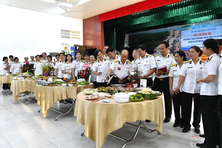 Hội thi chào mừng Ngày truyền thống Phụ nữ Quân đội - Ảnh 1. Hội thi chào mừng Ngày truyền thống Phụ nữ Quân đội - Ảnh 1.