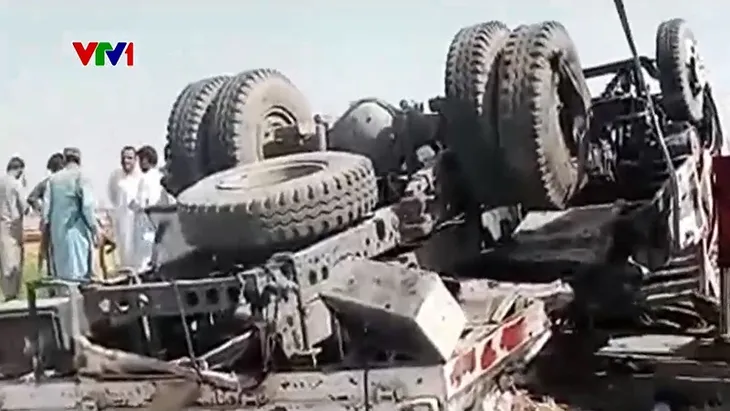 Đánh bom nhằm vào cảnh sát Pakistan gây nhiều thương vong - Ảnh 1. Đánh bom nhằm vào cảnh sát Pakistan gây nhiều thương vong - Ảnh 1.
