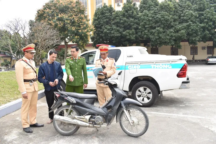 Cảnh sát giao thông truy đuổi, bắt cướp trên đường phố - Ảnh 1. Cảnh sát giao thông truy đuổi, bắt cướp trên đường phố - Ảnh 1.