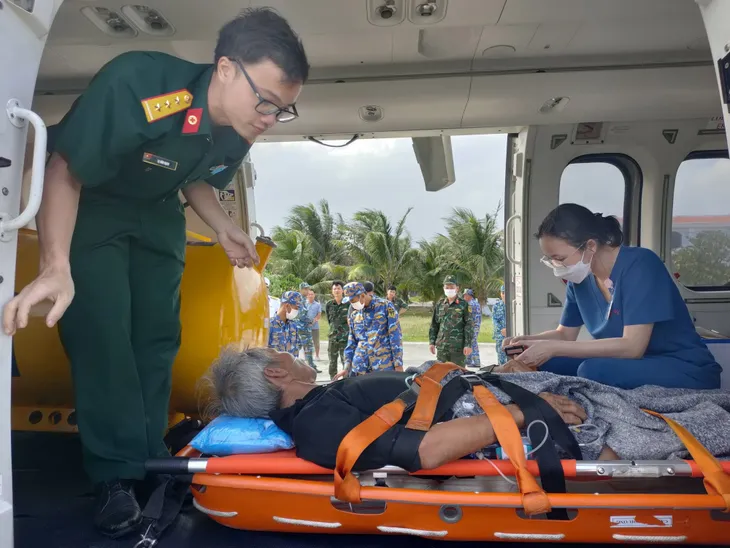 Cấp cứu ngư dân bằng trực thăng từ Trường Sa - Ảnh 1. Cấp cứu ngư dân bằng trực thăng từ Trường Sa - Ảnh 1.