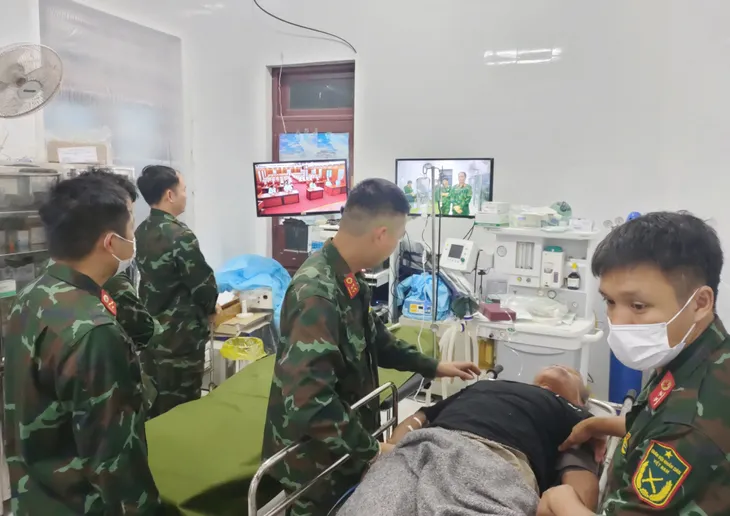 Cấp cứu ngư dân bằng trực thăng từ Trường Sa - Ảnh 2. Cấp cứu ngư dân bằng trực thăng từ Trường Sa - Ảnh 2.