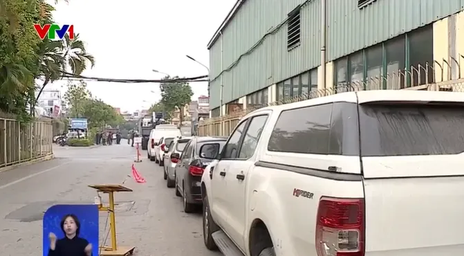 Tài xế vật vờ chờ đăng kiểm, không dám ngủ vì sợ mất chỗ - Ảnh 1. Tài xế vật vờ chờ đăng kiểm, không dám ngủ vì sợ mất chỗ - Ảnh 1.