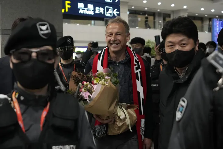 Huyền thoại Klinsmann có mặt tại Seoul, sẵn sàng dẫn dắt ĐTQG Hàn Quốc - Ảnh 1. Huyền thoại Klinsmann có mặt tại Seoul, sẵn sàng dẫn dắt ĐTQG Hàn Quốc - Ảnh 1.