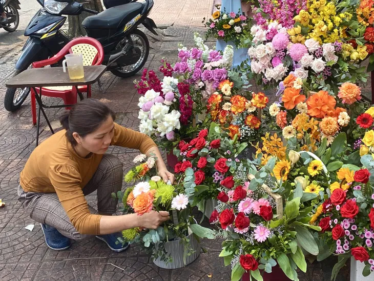 Sôi động thị trường hoa ngày Quốc tế Phụ nữ 8/3 - Ảnh 12. Sôi động thị trường hoa ngày Quốc tế Phụ nữ 8/3 - Ảnh 12.