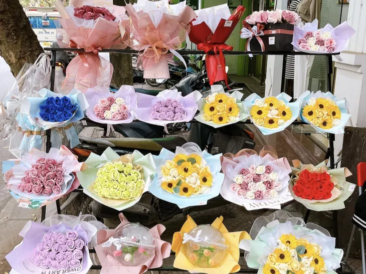 Sôi động thị trường hoa ngày Quốc tế Phụ nữ 8/3 - Ảnh 11. Sôi động thị trường hoa ngày Quốc tế Phụ nữ 8/3 - Ảnh 11.