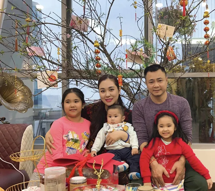 Sao Việt ngày 8/3: Tự Long làm thơ tặng vợ, mẹ con nghệ sĩ Thanh Thanh Hiền tự tạo hạnh phúc cho nhau - Ảnh 1.