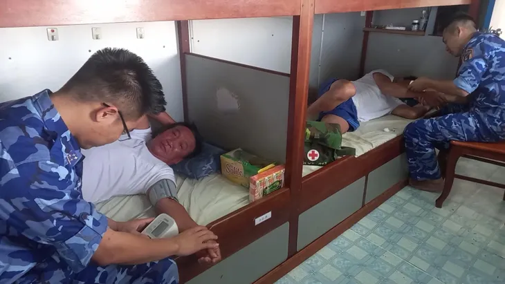 Nỗ lực ứng cứu các thuyền viên của sà lan bị chìm trên vùng biển Bình Thuận - Ảnh 1. Nỗ lực ứng cứu các thuyền viên của sà lan bị chìm trên vùng biển Bình Thuận - Ảnh 1.
