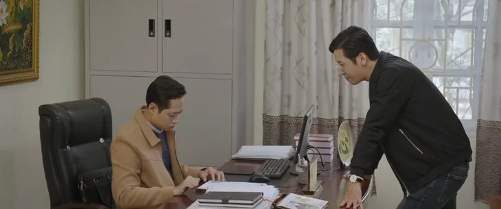 Dưới bóng cây hạnh phúc - Tập 32: Đạt vừa ghen vợ, vừa ngọt ngào với cô ca sĩ trẻ - Ảnh 12. Dưới bóng cây hạnh phúc - Tập 32: Đạt vừa ghen vợ, vừa ngọt ngào với cô ca sĩ trẻ - Ảnh 12.