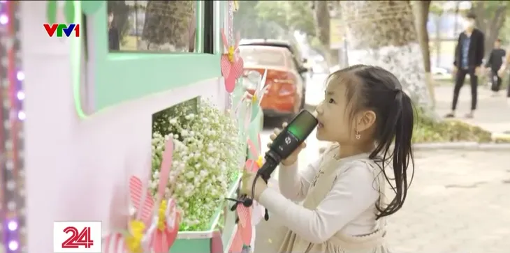 Hộp quà di động nhân ngày 8/3 trên đường phố Hà Nội - Ảnh 2. Hộp quà di động nhân ngày 8/3 trên đường phố Hà Nội - Ảnh 2.