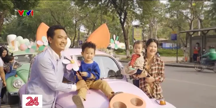 Hộp quà di động nhân ngày 8/3 trên đường phố Hà Nội - Ảnh 3. Hộp quà di động nhân ngày 8/3 trên đường phố Hà Nội - Ảnh 3.