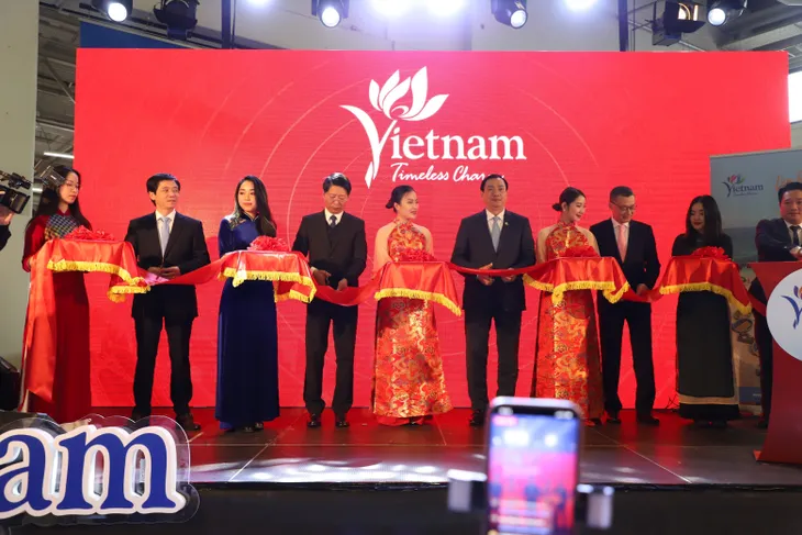Việt Nam đặt mục tiêu đón 8 triệu lượt khách du lịch quốc tế trong năm 2023 - Ảnh 1. Việt Nam đặt mục tiêu đón 8 triệu lượt khách du lịch quốc tế trong năm 2023 - Ảnh 1.