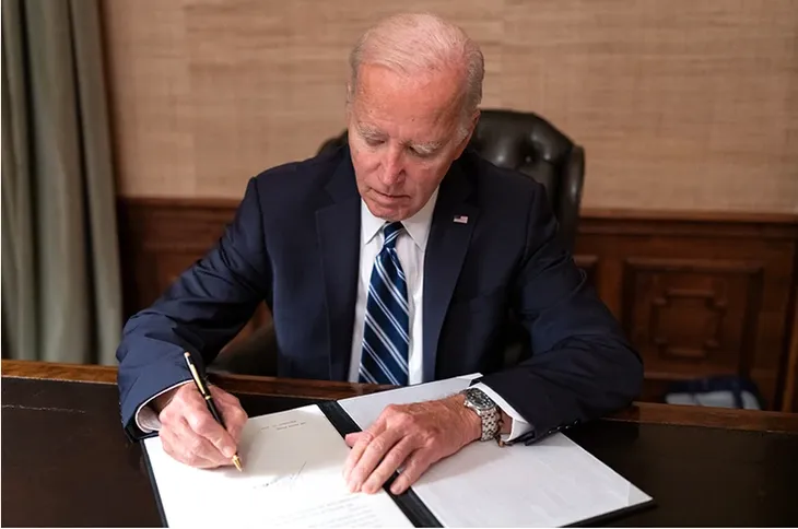 Tổng thống Mỹ Biden ký ban hành đạo luật ngân sách tạm thời - Ảnh 1. Tổng thống Mỹ Biden ký ban hành đạo luật ngân sách tạm thời - Ảnh 1.
