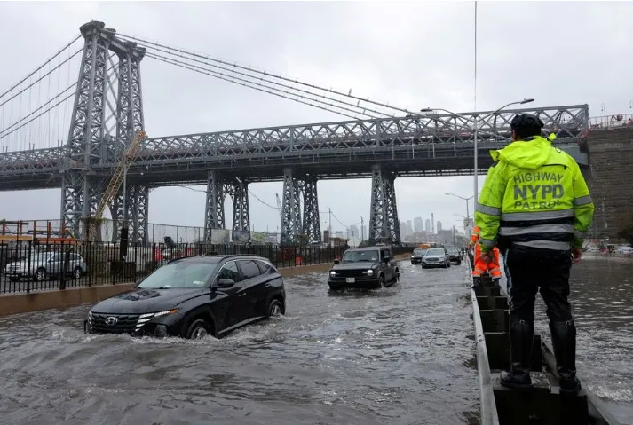 Mưa lớn gây lũ lụt ở New York sẽ là điều bình thường mới” do biến đổi khí hậu - Ảnh 1. Mưa lớn gây lũ lụt ở New York sẽ là điều bình thường mới” do biến đổi khí hậu - Ảnh 1.