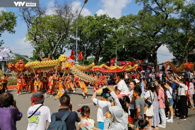 Hơn 600 người biểu diễn nghệ thuật Lân - Sư - Rồng tại đường phố Hà Nội - Ảnh 9. Hơn 600 người biểu diễn nghệ thuật Lân - Sư - Rồng tại đường phố Hà Nội - Ảnh 9.