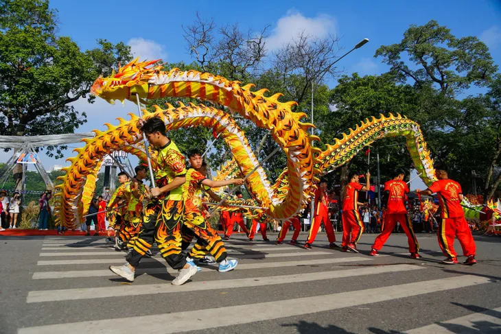 Hơn 1.500 người tham gia diễu hành tại Carnaval mùa thu Hà Nội - Ảnh 1. Hơn 1.500 người tham gia diễu hành tại Carnaval mùa thu Hà Nội - Ảnh 1.