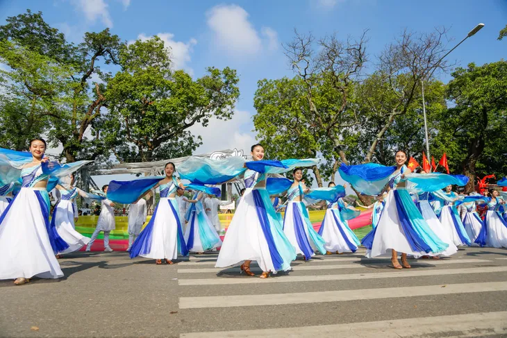 Hơn 1.500 người tham gia diễu hành tại Carnaval mùa thu Hà Nội - Ảnh 5. Hơn 1.500 người tham gia diễu hành tại Carnaval mùa thu Hà Nội - Ảnh 5.