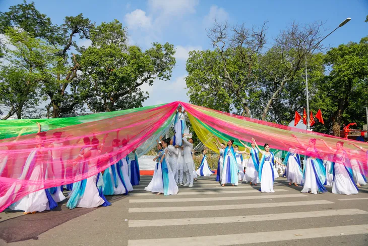 Hơn 1.500 người tham gia diễu hành tại Carnaval mùa thu Hà Nội - Ảnh 6. Hơn 1.500 người tham gia diễu hành tại Carnaval mùa thu Hà Nội - Ảnh 6.