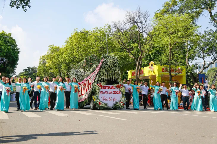 Hơn 1.500 người tham gia diễu hành tại Carnaval mùa thu Hà Nội - Ảnh 4. Hơn 1.500 người tham gia diễu hành tại Carnaval mùa thu Hà Nội - Ảnh 4.