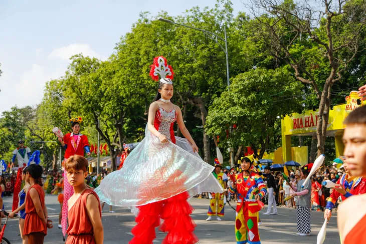 Hơn 1.500 người tham gia diễu hành tại Carnaval mùa thu Hà Nội - Ảnh 17. Hơn 1.500 người tham gia diễu hành tại Carnaval mùa thu Hà Nội - Ảnh 17.