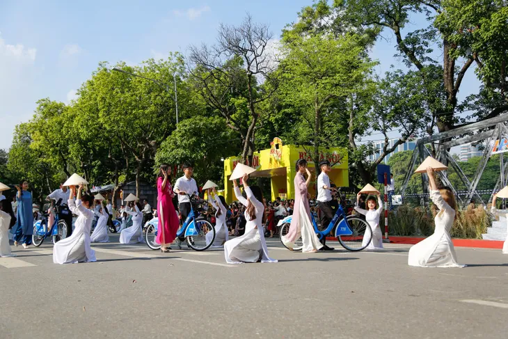 Hơn 1.500 người tham gia diễu hành tại Carnaval mùa thu Hà Nội - Ảnh 8. Hơn 1.500 người tham gia diễu hành tại Carnaval mùa thu Hà Nội - Ảnh 8.