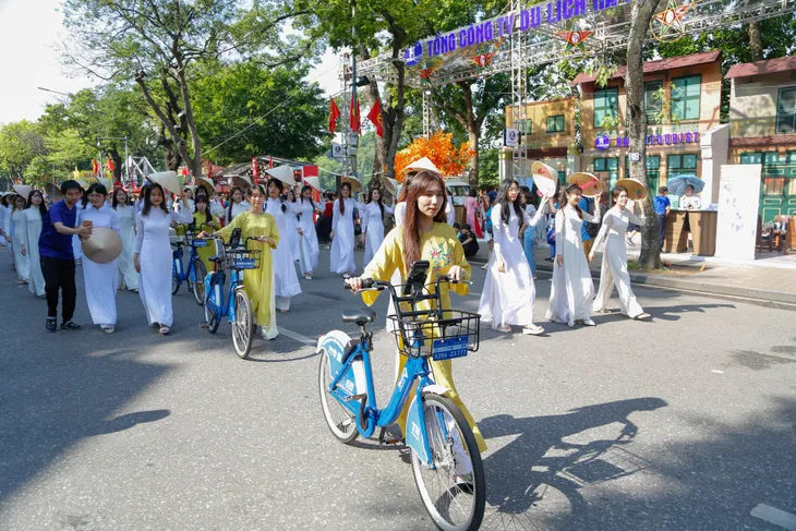 Hơn 1.500 người tham gia diễu hành tại Carnaval mùa thu Hà Nội - Ảnh 10. Hơn 1.500 người tham gia diễu hành tại Carnaval mùa thu Hà Nội - Ảnh 10.