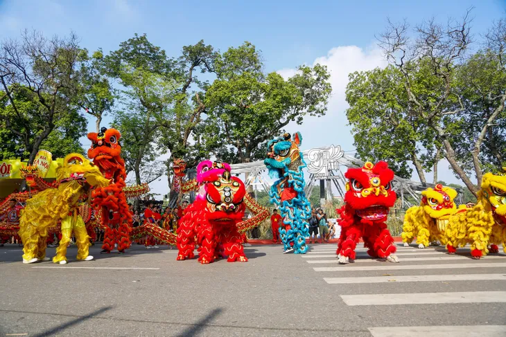 Hơn 1.500 người tham gia diễu hành tại Carnaval mùa thu Hà Nội - Ảnh 2. Hơn 1.500 người tham gia diễu hành tại Carnaval mùa thu Hà Nội - Ảnh 2.
