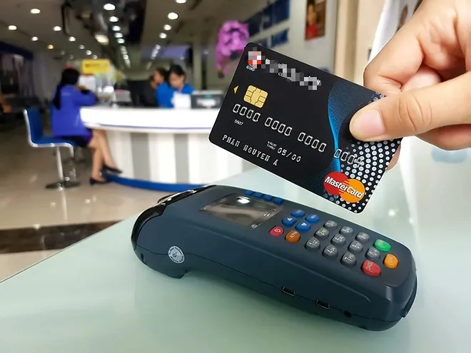 Mỗi người trưởng thành có 2 thẻ ngân hàng - Ảnh 1. Mỗi người trưởng thành có 2 thẻ ngân hàng - Ảnh 1.