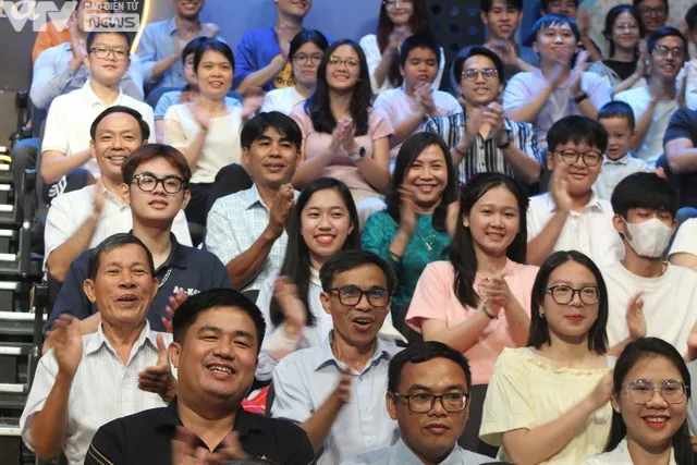 Khoảnh khắc đáng yêu ở cuộc thi Quý 4 Đường lên đỉnh Olympia 2023 - Ảnh 4. Khoảnh khắc đáng yêu ở cuộc thi Quý 4 Đường lên đỉnh Olympia 2023 - Ảnh 4.