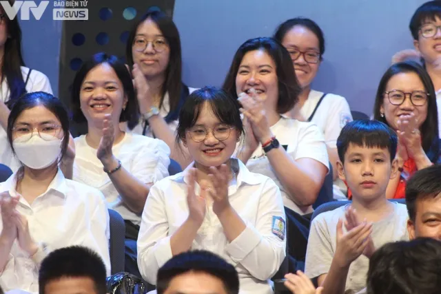 Khoảnh khắc đáng yêu ở cuộc thi Quý 4 Đường lên đỉnh Olympia 2023 - Ảnh 7. Khoảnh khắc đáng yêu ở cuộc thi Quý 4 Đường lên đỉnh Olympia 2023 - Ảnh 7.