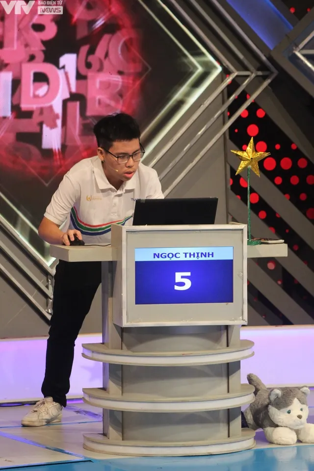 Khoảnh khắc đáng yêu ở cuộc thi Quý 4 Đường lên đỉnh Olympia 2023 - Ảnh 6. Khoảnh khắc đáng yêu ở cuộc thi Quý 4 Đường lên đỉnh Olympia 2023 - Ảnh 6.