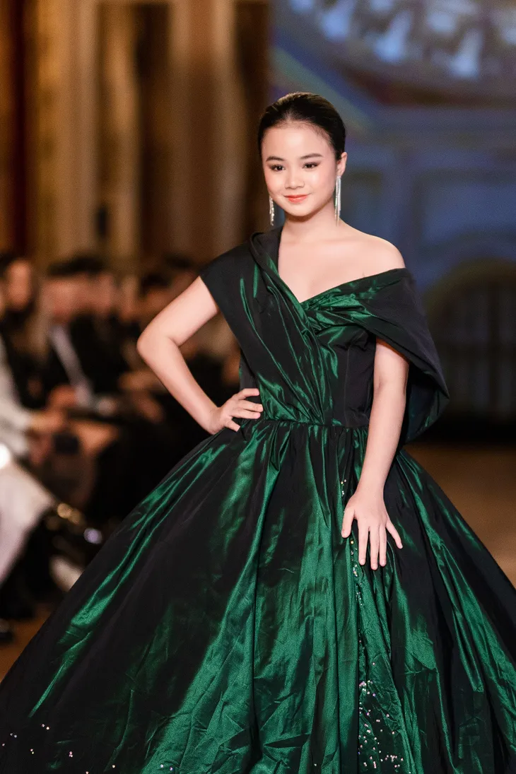 Lộ diện mẫu nhí Việt mở màn tại Paris Fashion Week 2023 - Ảnh 2. Lộ diện mẫu nhí Việt mở màn tại Paris Fashion Week 2023 - Ảnh 2.