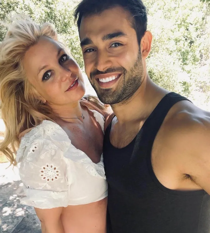Britney Spears thân thiết với quản lý riêng hậu lùm xùm ly hôn và thích chơi dao - Ảnh 4. Britney Spears thân thiết với quản lý riêng hậu lùm xùm ly hôn và thích chơi dao - Ảnh 4.