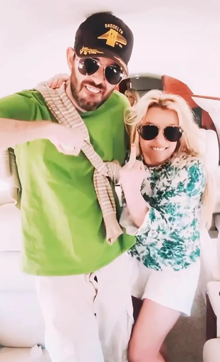 Britney Spears thân thiết với quản lý riêng hậu lùm xùm ly hôn và thích chơi dao - Ảnh 2. Britney Spears thân thiết với quản lý riêng hậu lùm xùm ly hôn và thích chơi dao - Ảnh 2.