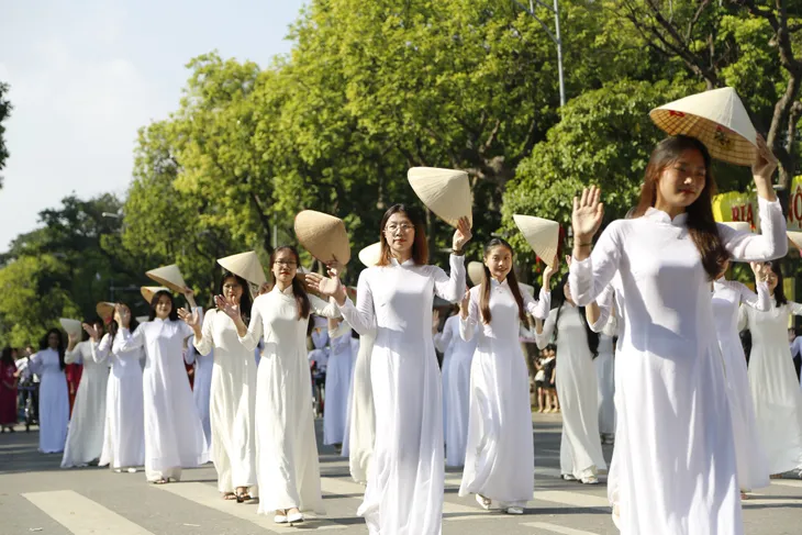 Hơn 1.500 người tham gia diễu hành tại Carnaval mùa thu Hà Nội - Ảnh 7. Hơn 1.500 người tham gia diễu hành tại Carnaval mùa thu Hà Nội - Ảnh 7.