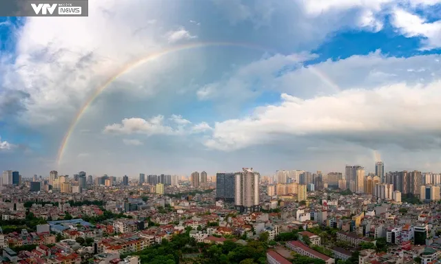 Chùm ảnh: Cầu vồng rực rỡ trên bầu trời Hà Nội - Ảnh 1. Chùm ảnh: Cầu vồng rực rỡ trên bầu trời Hà Nội - Ảnh 1.