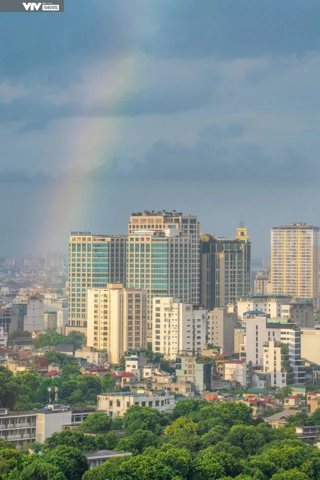 Chùm ảnh: Cầu vồng rực rỡ trên bầu trời Hà Nội - Ảnh 4. Chùm ảnh: Cầu vồng rực rỡ trên bầu trời Hà Nội - Ảnh 4.