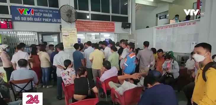 TP Hồ Chí Minh: Người dân xếp hàng đổi giấy phép lái xe - Ảnh 1. TP Hồ Chí Minh: Người dân xếp hàng đổi giấy phép lái xe - Ảnh 1.