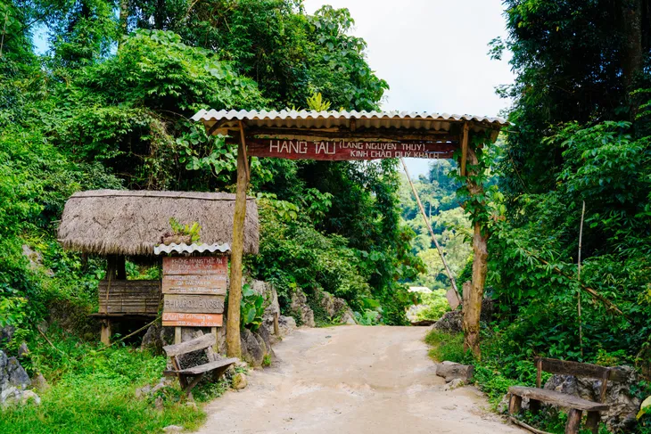 Sống chậm ở làng nguyên thủy Hang Táu, Mộc Châu - Ảnh 1.