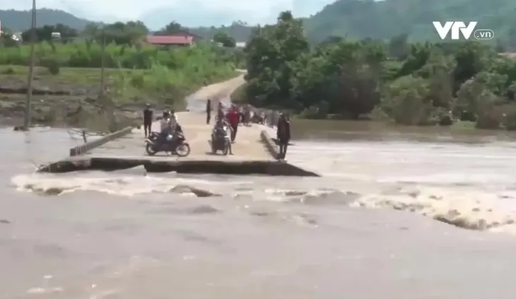 Gia lai: Tập trung thuyền chở nhu yếu phẩm cho người dân vùng lũ - Ảnh 1. Gia lai: Tập trung thuyền chở nhu yếu phẩm cho người dân vùng lũ - Ảnh 1.