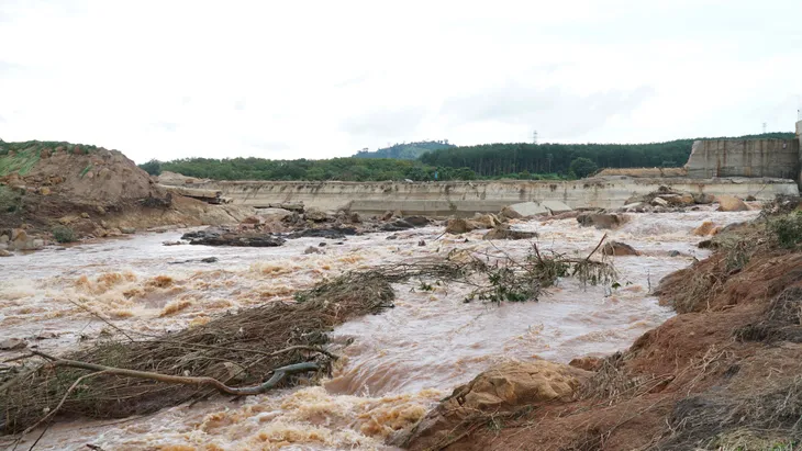 Kiểm tra sự cố vỡ đập thủy điện tại Gia Lai - Ảnh 2. Kiểm tra sự cố vỡ đập thủy điện tại Gia Lai - Ảnh 2.