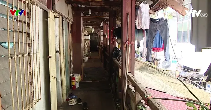 Khu tập thể gỗ mục nát, xuống cấp nghiêm trọng giữa lòng Hà Nội - Ảnh 2. Khu tập thể gỗ mục nát, xuống cấp nghiêm trọng giữa lòng Hà Nội - Ảnh 2.