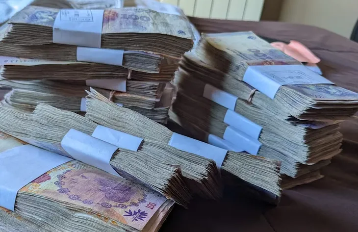 Argentina tăng lãi suất cơ bản lên 133% khi tình hình lạm phát xấu đi - Ảnh 1. Argentina tăng lãi suất cơ bản lên 133% khi tình hình lạm phát xấu đi - Ảnh 1.
