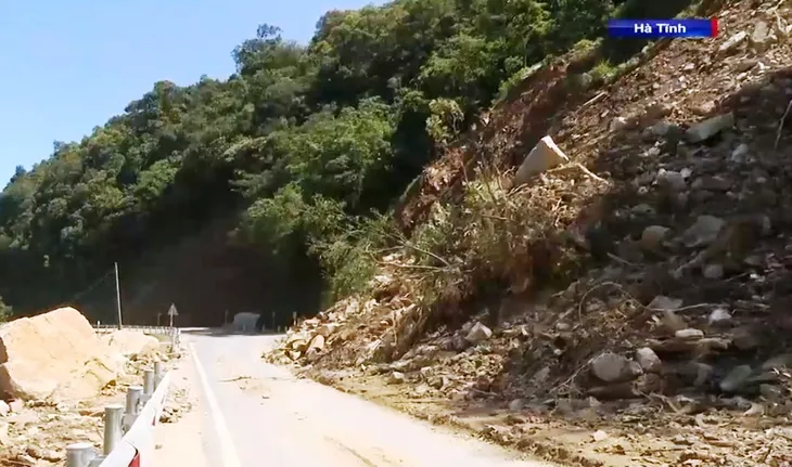 Hàng chục điểm sạt lở nghiêm trọng trên tuyến Quốc lộ 8A - Ảnh 1. Hàng chục điểm sạt lở nghiêm trọng trên tuyến Quốc lộ 8A - Ảnh 1.
