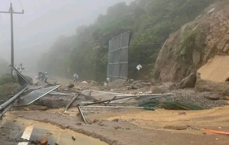 Tạm ngừng xe lưu thông trên đèo Hải Vân - Ảnh 2. Tạm ngừng xe lưu thông trên đèo Hải Vân - Ảnh 2.