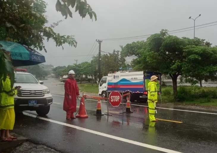 Tạm ngừng xe lưu thông trên đèo Hải Vân - Ảnh 1. Tạm ngừng xe lưu thông trên đèo Hải Vân - Ảnh 1.