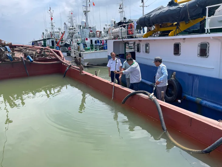 Cảnh sát biển tạm giữ tàu chở 50 mét khối cát không rõ nguồn gốc - Ảnh 1. Cảnh sát biển tạm giữ tàu chở 50 mét khối cát không rõ nguồn gốc - Ảnh 1.