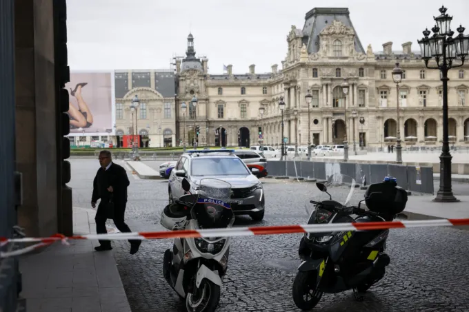 Bảo tàng Louvre đóng cửa vì lý do an ninh - Ảnh 1. Bảo tàng Louvre đóng cửa vì lý do an ninh - Ảnh 1.